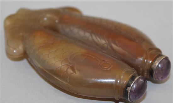 A Chinese chalcedony twin fish snuff bottle, 1850-1920, 7.4cm, Richards no.140